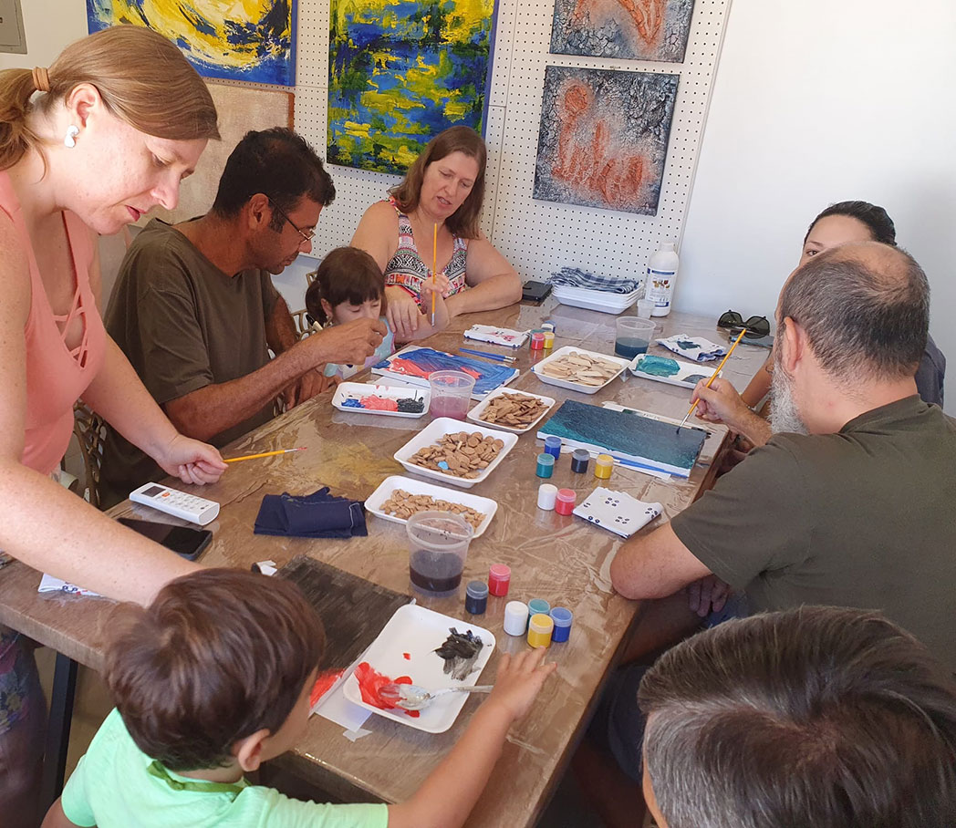 Pessoas participando de oficina na Sala Ateliê em São Carlos