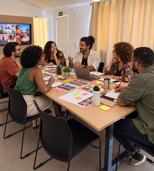 Grupo de pessoas em reunião de brainstorming na sala de reunião