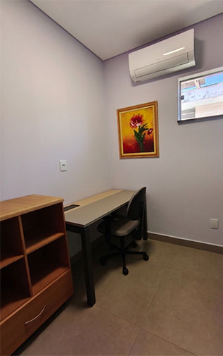 Sala privativa mensal com mesa e cadeira no Eccolo