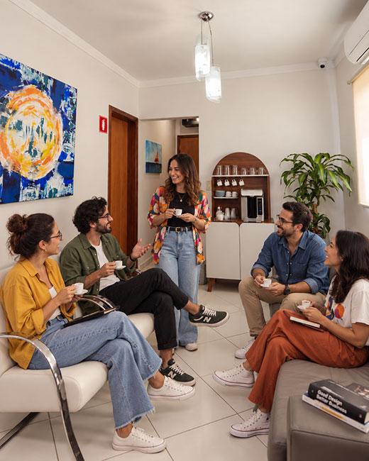Profissionais compartilhando ideias em um ambiente do Eccolo Coworking Criativo