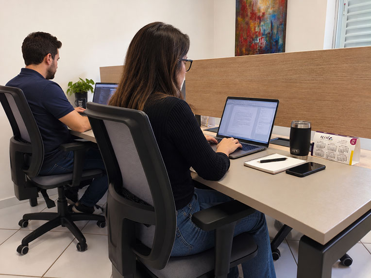 Pessoas trabalhando no Eccolo Coworking Criativo